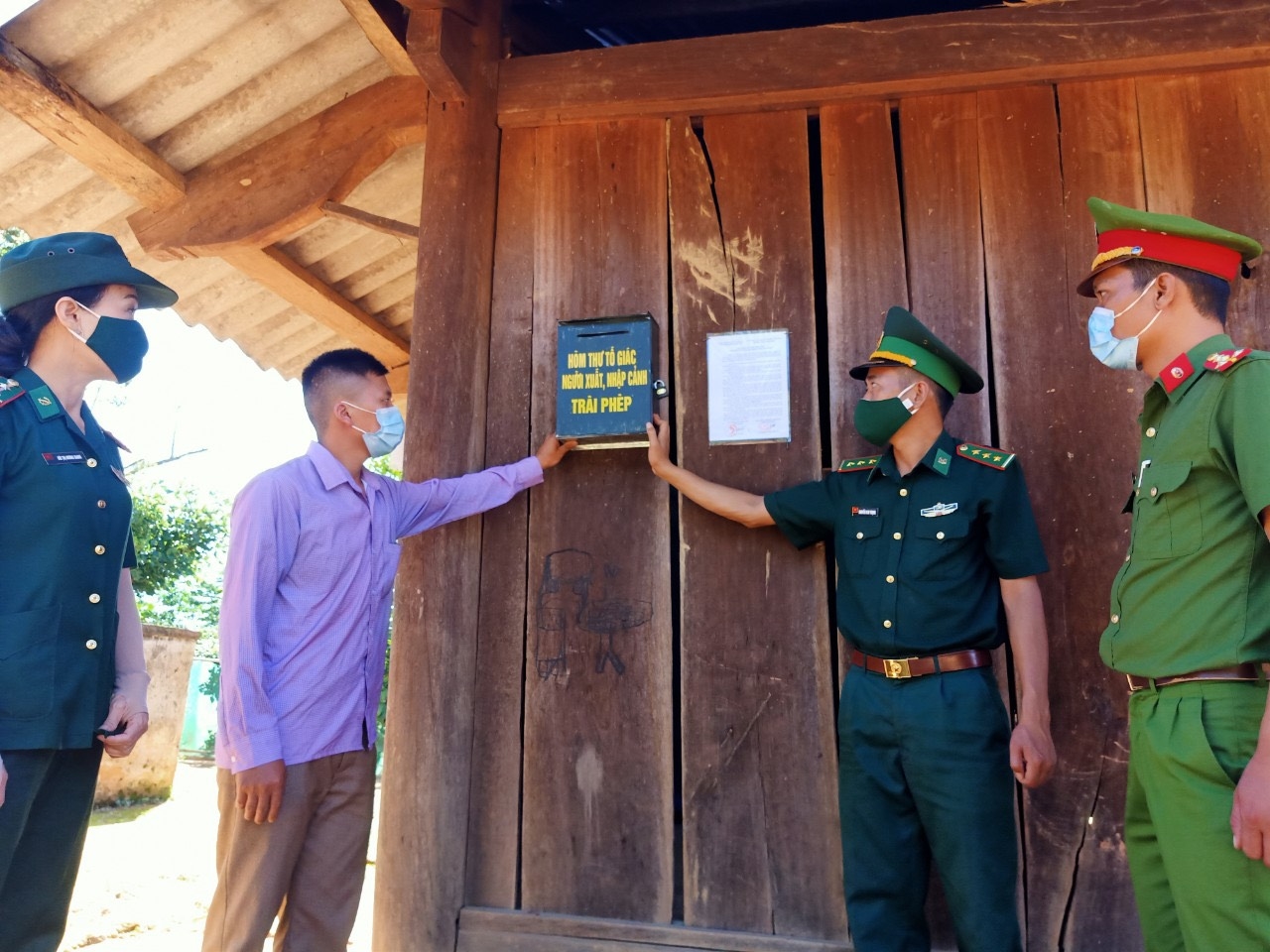 BĐBP Nghệ An tặng hòm thư tố giác người xuất nhập cảnh trái phép cho các thôn bản nhằm cảnh báo, ngăn ngừa tội phạm mua bán người qua biên giới.