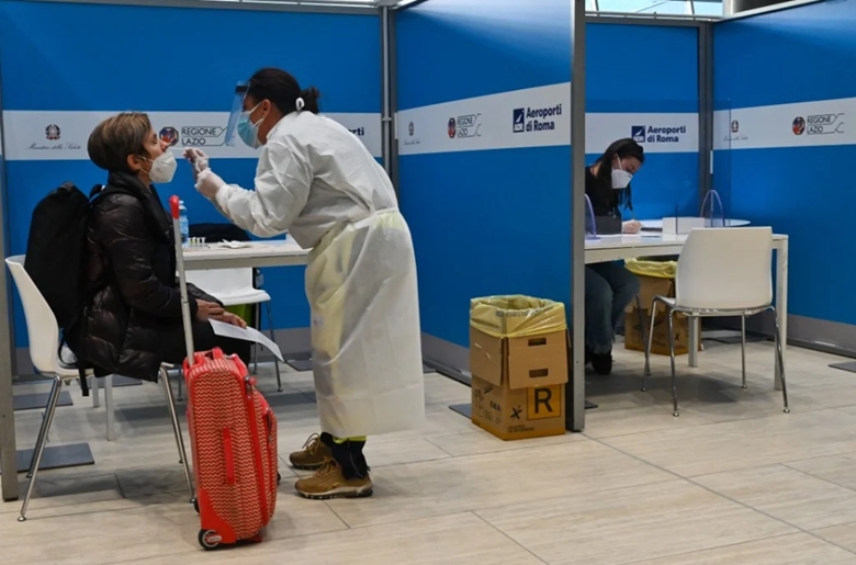 Hành khách làm xét nghiệm COVID-19 tại sân bay Fiumicino, Italy (Ảnh: AFP)