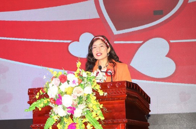 Bà Nông Bích Thuận - Phó Trưởng ban Thường trực Ban Chỉ đạo vận động hiến máu tỉnh Lạng Sơn phát biểu tại Chương trình