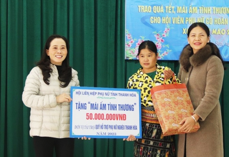 Bà Ngô Thị Hồng Hảo - Chủ tịch Hội Liên hiệp Phụ nữ tỉnh và Chủ tịch Hội Liên hiệp Phụ nữ huyện Quan Sơn trao hỗ trợ mái ấm cho hội viên