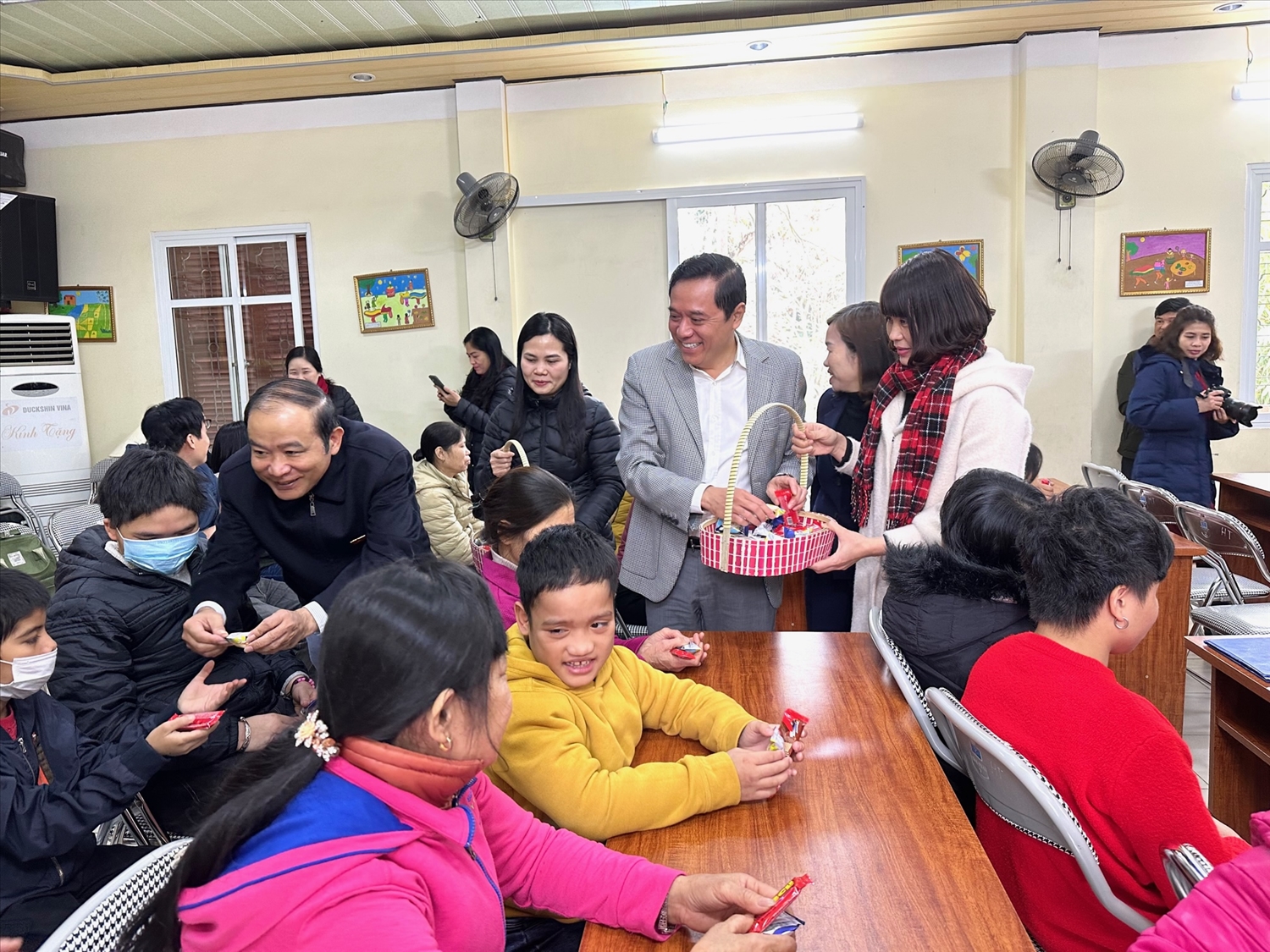 Đoàn công tác đến thăm và trao quà cho các em bé tại Làng nuôi dạy trẻ mồ côi Hoa Phượng (thuộc Sở Lao động - Thương binh và Xã hội thành phố Hải Phòng)