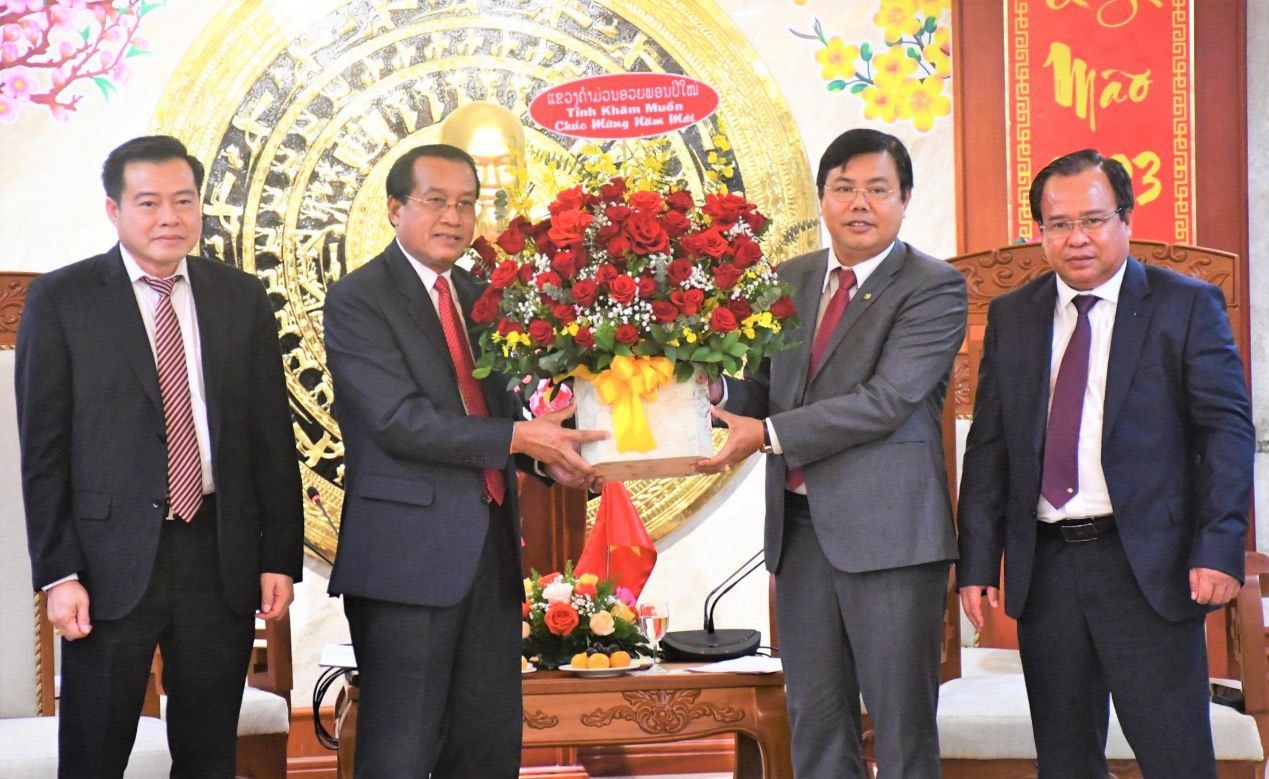 Đại diện lãnh đạo tỉnh Khăm Muộn trao lẵng hoa tươi thắm mừng năm mới 2023 đến đại diện lãnh đạo tỉnh Cà Mau