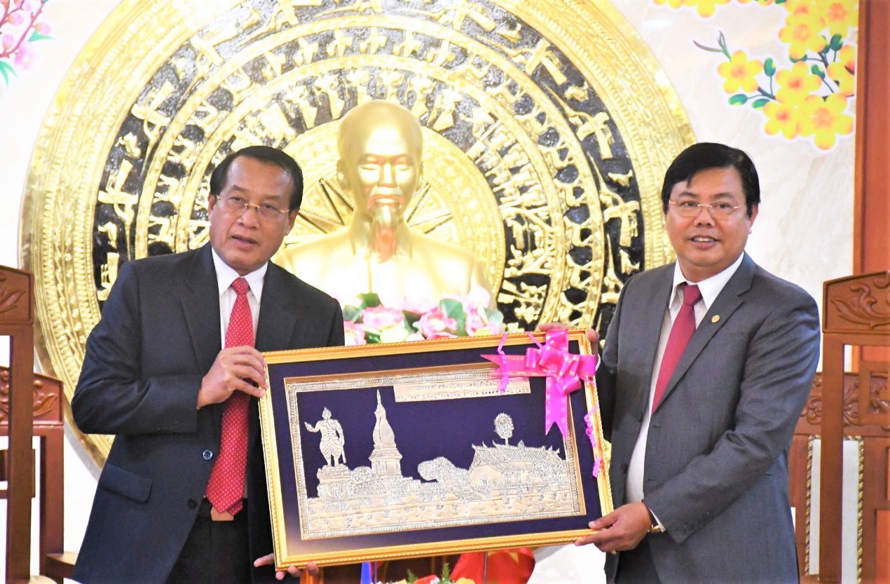 Ông Vănxay Phongsavăn - Bí thư Tỉnh uỷ Khăm Muộn (bìa trái) tặng quà lưu niệm đến ông Nguyễn Tiến Hải - Bí thư Tỉnh ủy Cà Mau