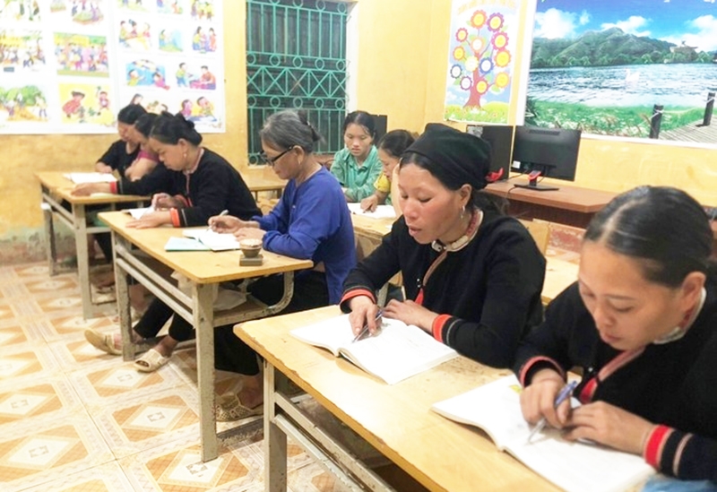 Một lớp học xóa mù chữ ở xã Bộc Bố