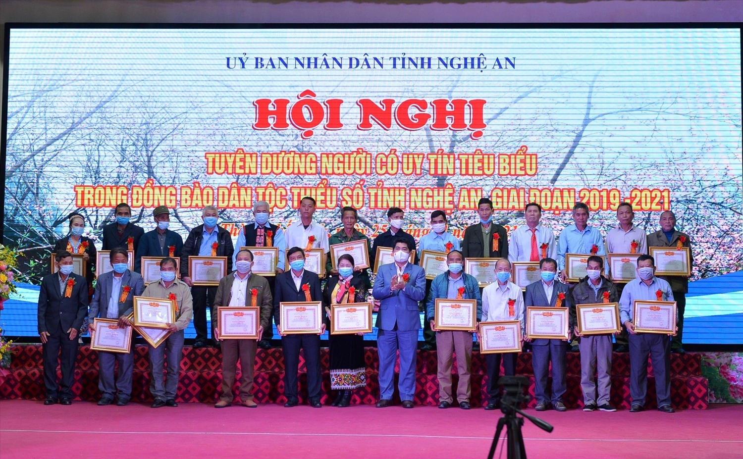 Trưởng Ban Dân tộc tỉnh Nghệ An Vi Văn Sơn tặng Giấy khen cho các cá nhân có thành tích xuất sắc trong việc thực hiện vai trò Người có uy tín trong đồng bào DTTS