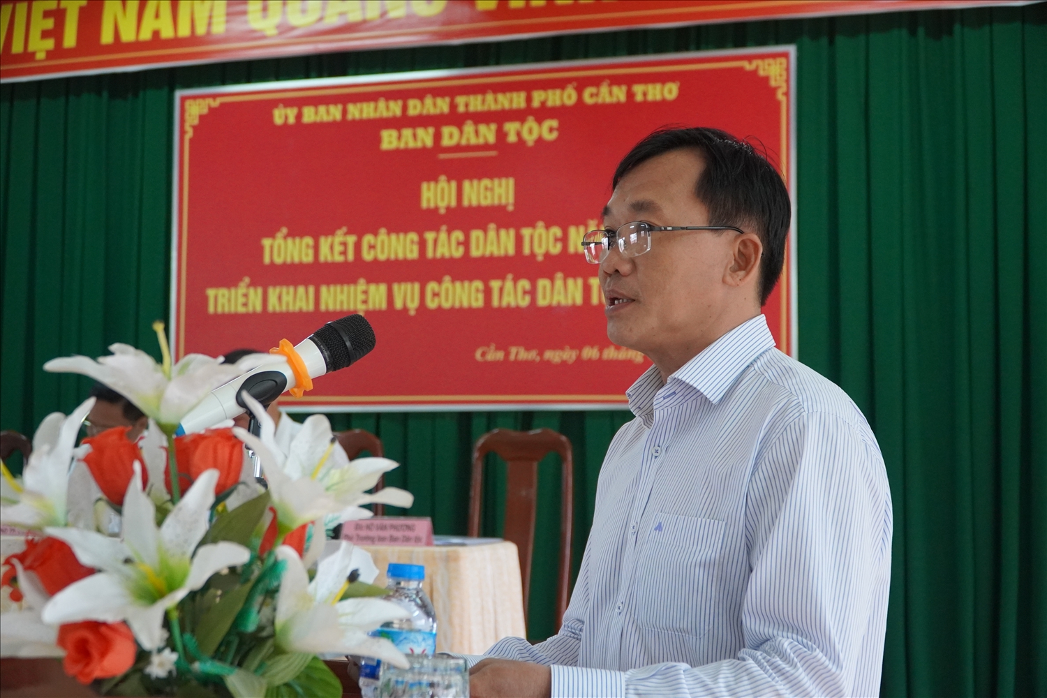 Ông Hồ Văn Phương, Phó Ban Dân tộc TP. Cần Thơ báo cáo tại Hội nghị