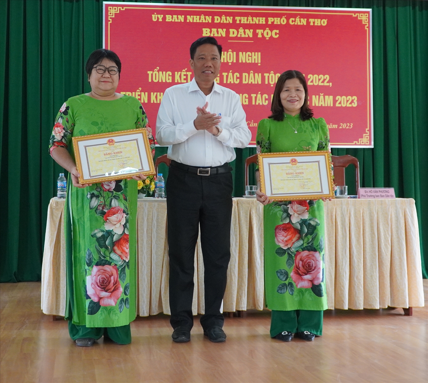 Ông Nguyễn Thực Hiện, Phó Chủ tịch UBND TP. Cần Thơ trao Bằng khen đến 2 tập thể