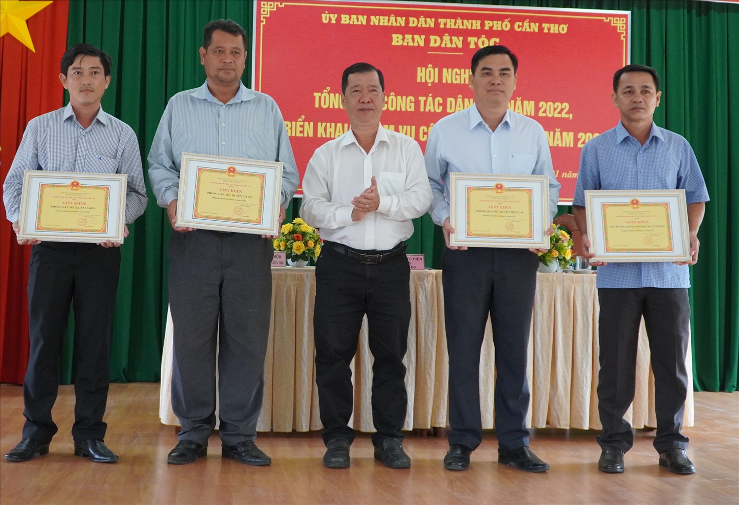 Nguyễn Trung Kiên, Trưởng Ban Dân tộc TP. Cần Thơ tặng giấy khen cho các tập thể