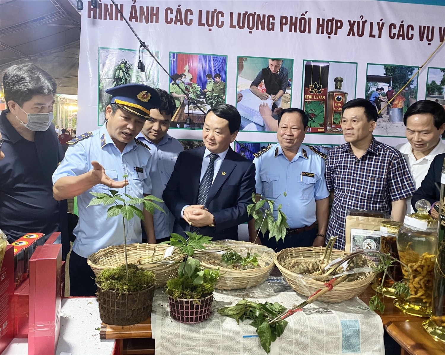 Bộ trưởng, Chủ nhiệm Ủy ban Dân tộc Hầu A Lềnh (thứ 4 từ phải qua) và Thứ trưởng, Phó chủ nhiệm Nông Quốc Tuấn tham quan các gian hàng tại Phiên chợ sâm Ngọc Linh năm 2022.