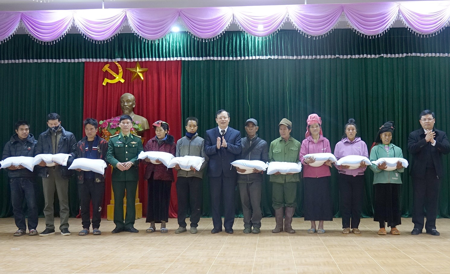 Ông Nguyễn Thái Hưng, Chủ tịch Hội đồng Nhân dân tỉnh Sơn La chuyển trao 1 tấn gạo cho các hộ nghèo xã Phiêng Pằn.