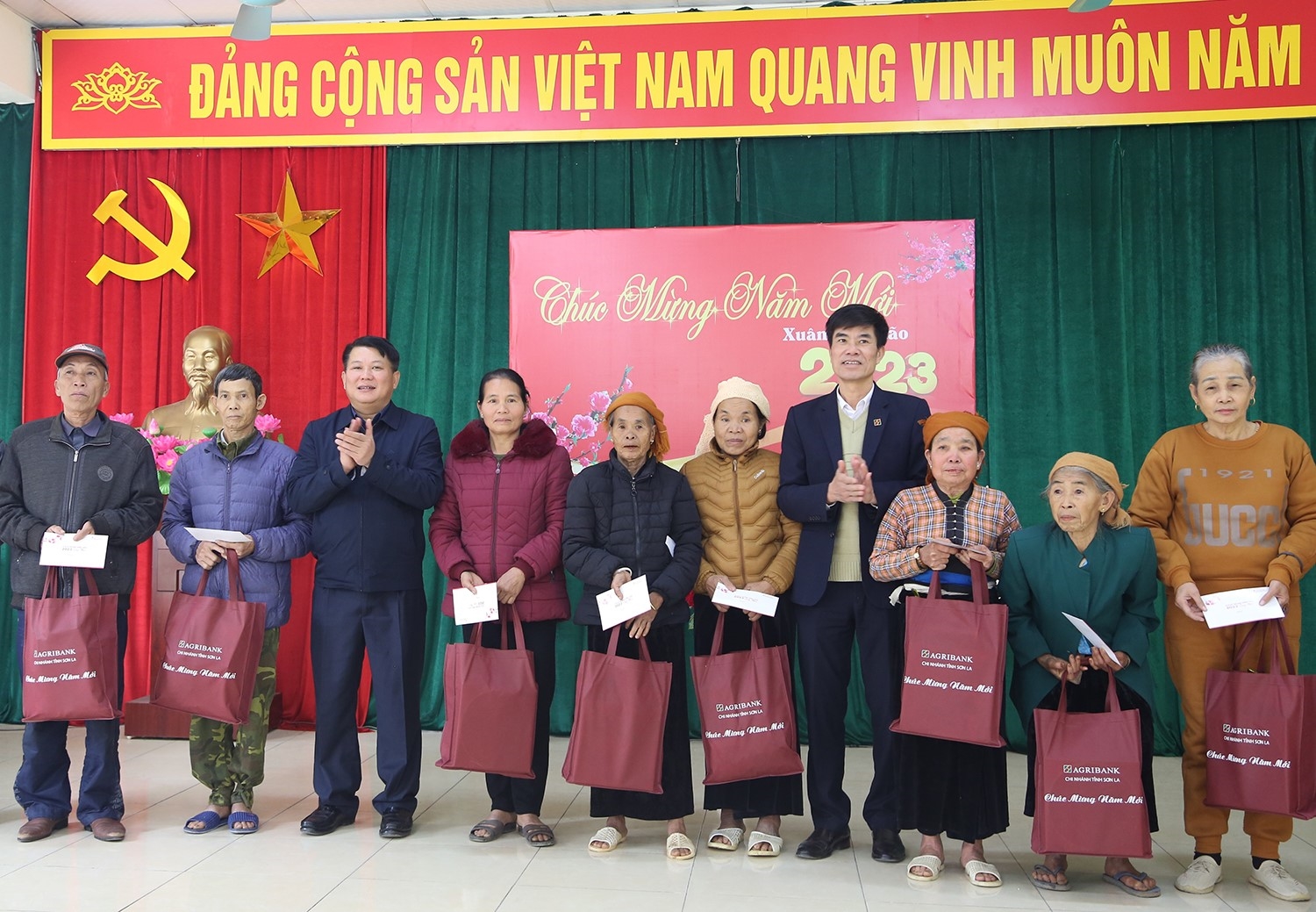 Đoàn công tác đồng chí Lò Minh Hùng, Phó Bí thư Thường trực Tỉnh ủy Sơn La tặng quà cho các gia đình chính sách xã Huy Bắc.