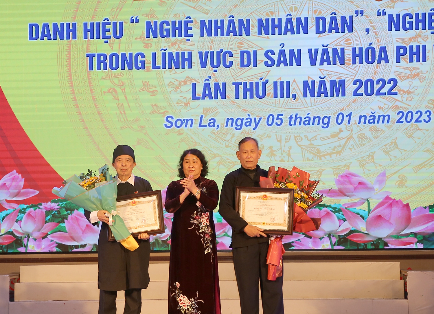 Bà Tráng Thị Xuân, Phó Chủ tịch UBND tỉnh Sơn La chuyển trao danh hiệu vinh dự Nhà nước “Nghệ nhân Nhân dân” cho 2 nghệ nhân.