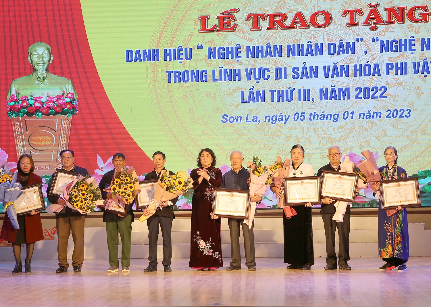 Lãnh đạo UBND tỉnh Sơn La chuyển trao danh hiệu vinh dự Nhà nước “Nghệ nhân Ưu tú” cho các cá nhân.