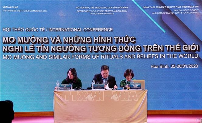 Các đại biểu chủ trì Hội thảo Quốc tế Mo Mường và những hình thức nghi lễ tín ngưỡng tương đồng trên thế giới