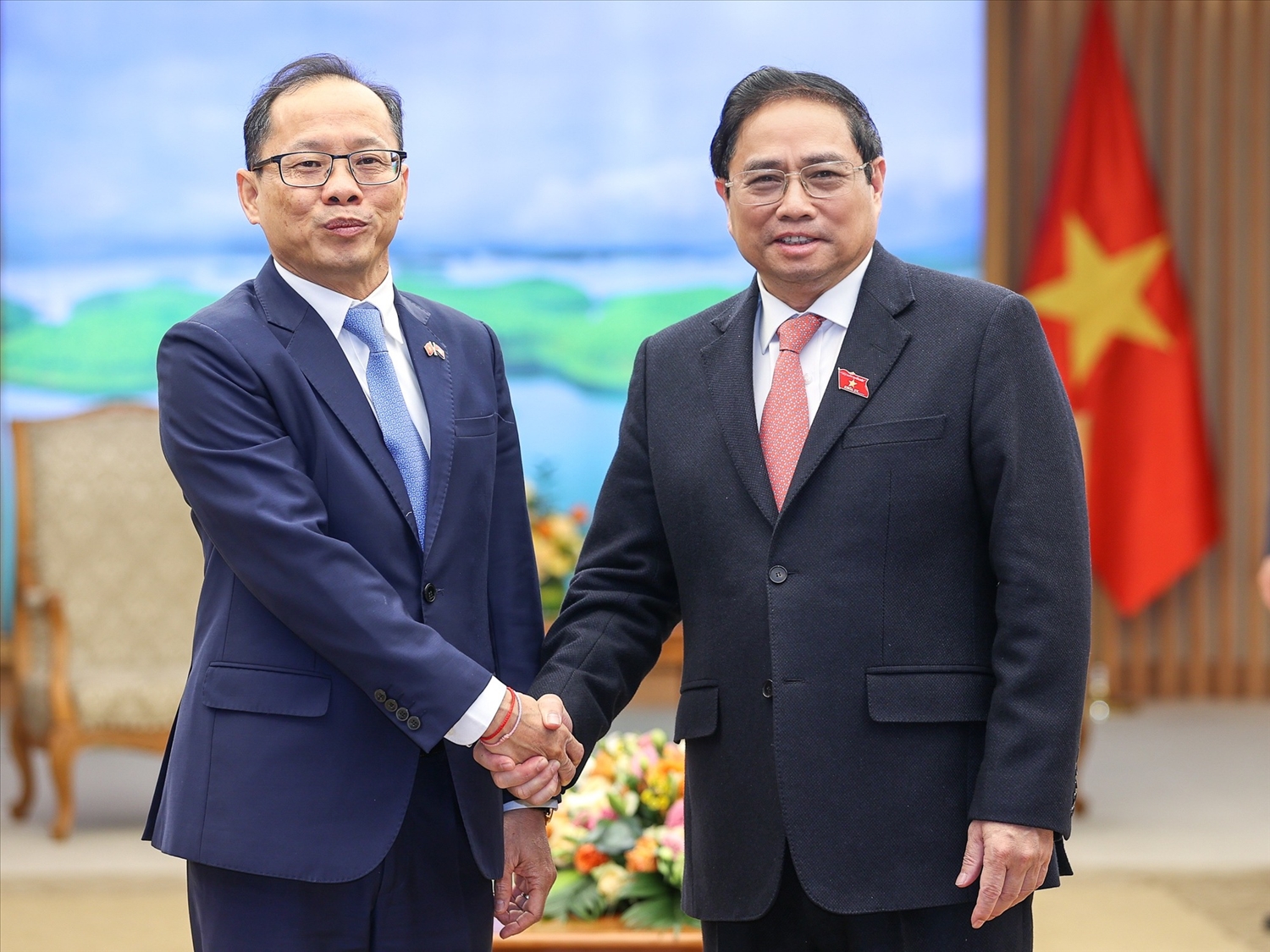 Thủ tướng Phạm Minh Chính và Đại sứ Vương quốc Campuchia Chay Navuth - Ảnh: VGP/Nhật Bắc