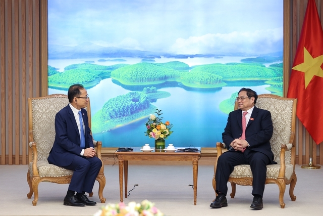 Thủ tướng Phạm Minh Chính chúc mừng ngài Đại sứ đã hoàn thành xuất sắc nhiệm vụ, đóng góp tích cực cho quan hệ hai nước - Ảnh: VGP/Nhật Bắc