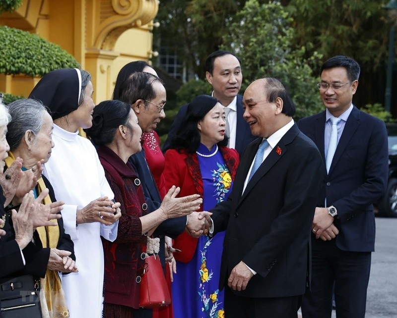 Chủ tịch nước Nguyễn Xuân Phúc gặp mặt 50 đại biểu đại diện cho gần 200 nhân vật trong chương trình "Việc tử tế" của Đài Truyền hình Việt Nam trong năm 2022. (Ảnh: TTXVN)