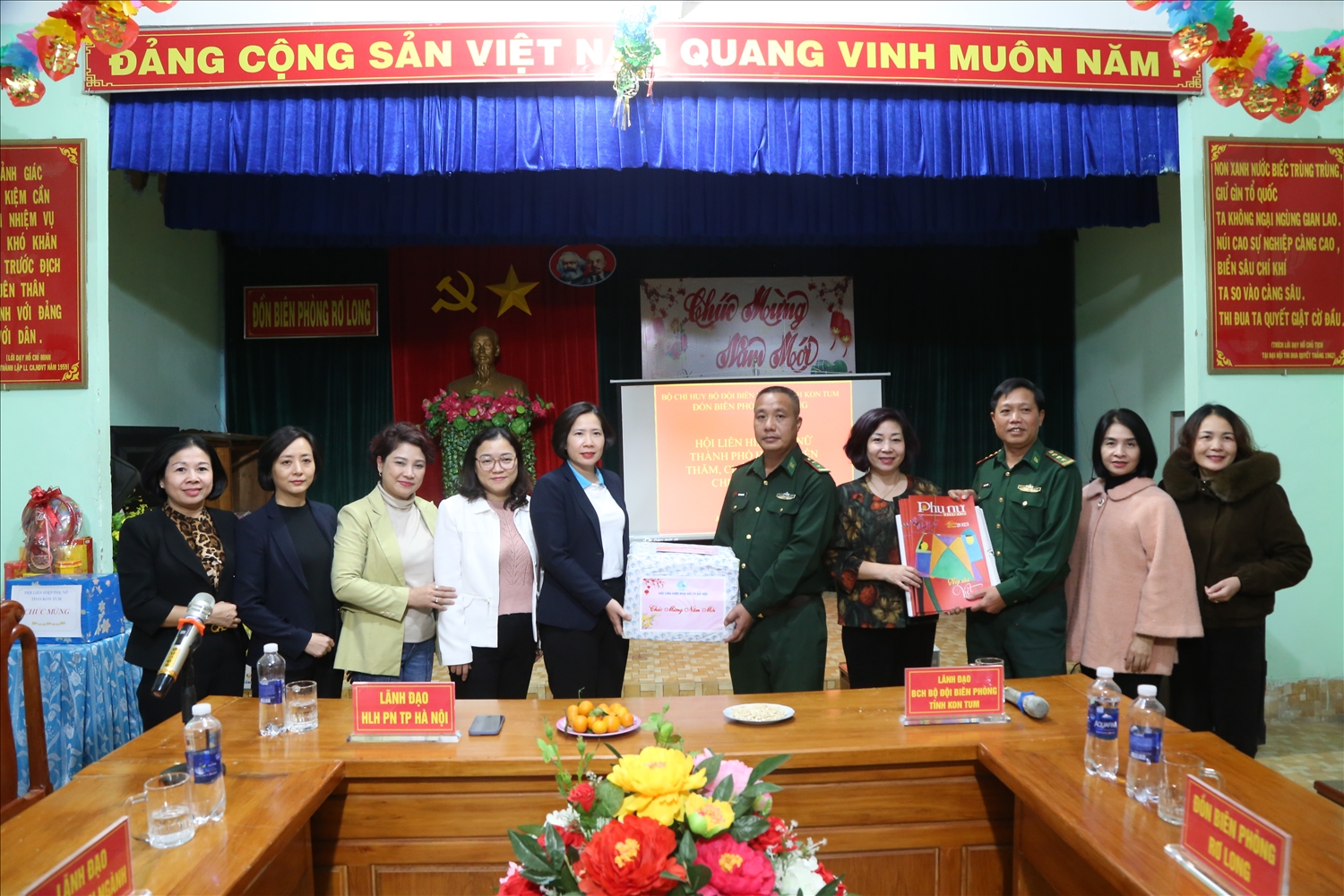 Đoàn công tác thăm, tặng quà cán bộ, chiến sĩ Đồn Biên phòng Rơ Long, huyện Đăk Glei