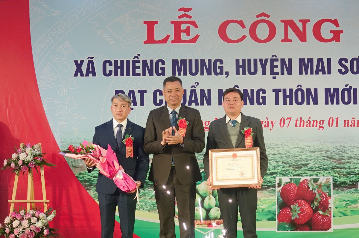 Phó Chủ tịch UBND tỉnh Sơn La trao Bằng công nhận xã đạt chuẩn Nông thôn mới cho xã Chiềng Mung.