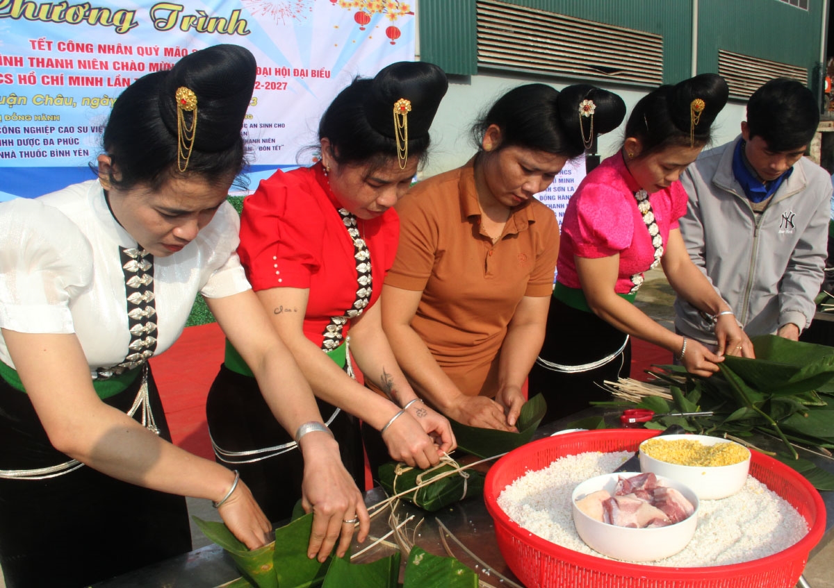 Các nữ đoàn viên tham gia phần thi gói bánh chưng trong phần lễ hội “Vui xuân - đón Tết”