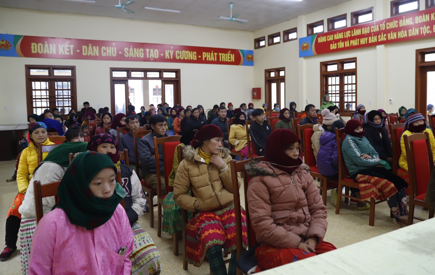 Người dân xã Lũng Thầu đến tham dự Chương trình