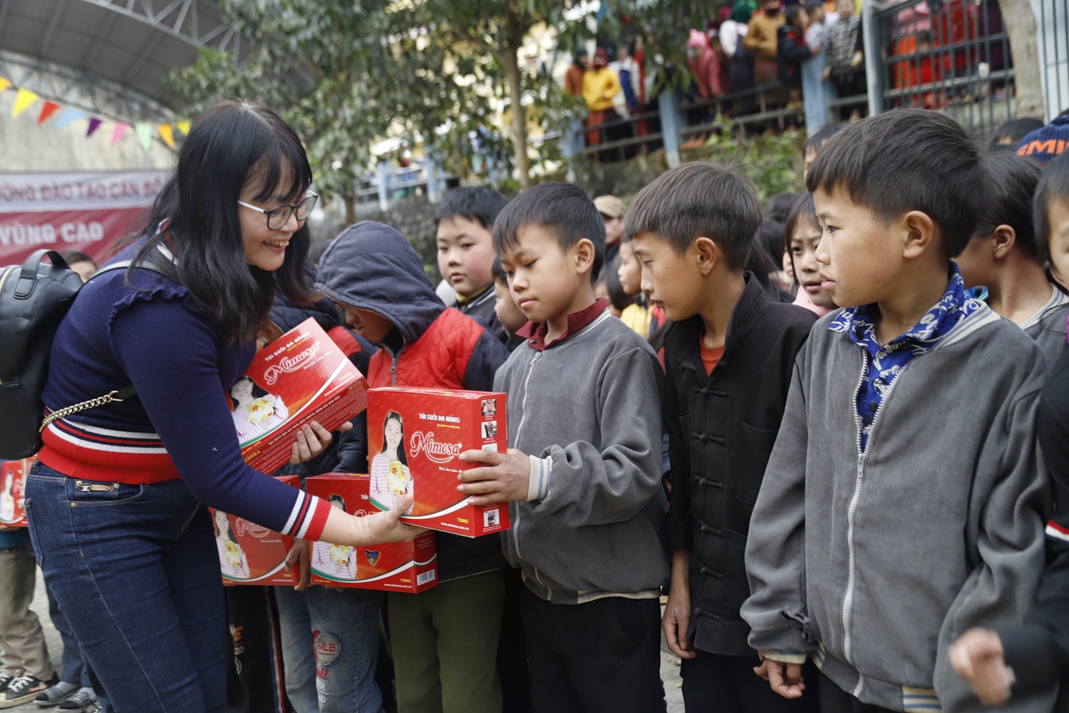 Bà Nguyễn Mỹ Thanh thay mặt lãnh đạo Công đoàn Báo Dân tộc và Phát triển trao quà cho học sinh tại Trường Tiểu học Lũng Thầu