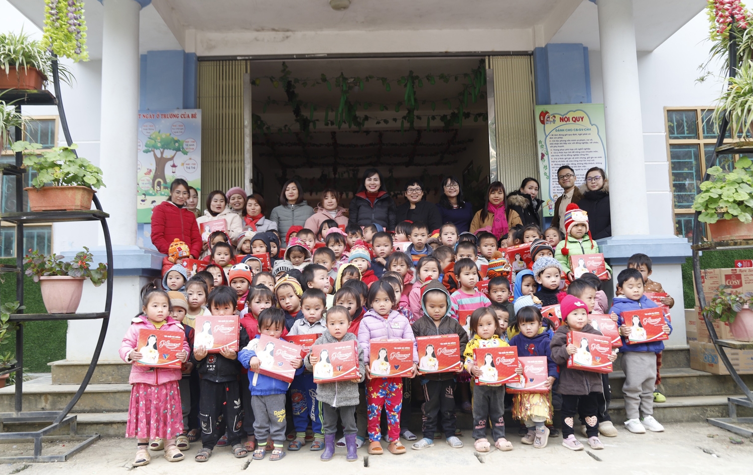 Đoàn trao quà cho học sinh mẫu giáo tại Trường Mầm non Lũng Thầu