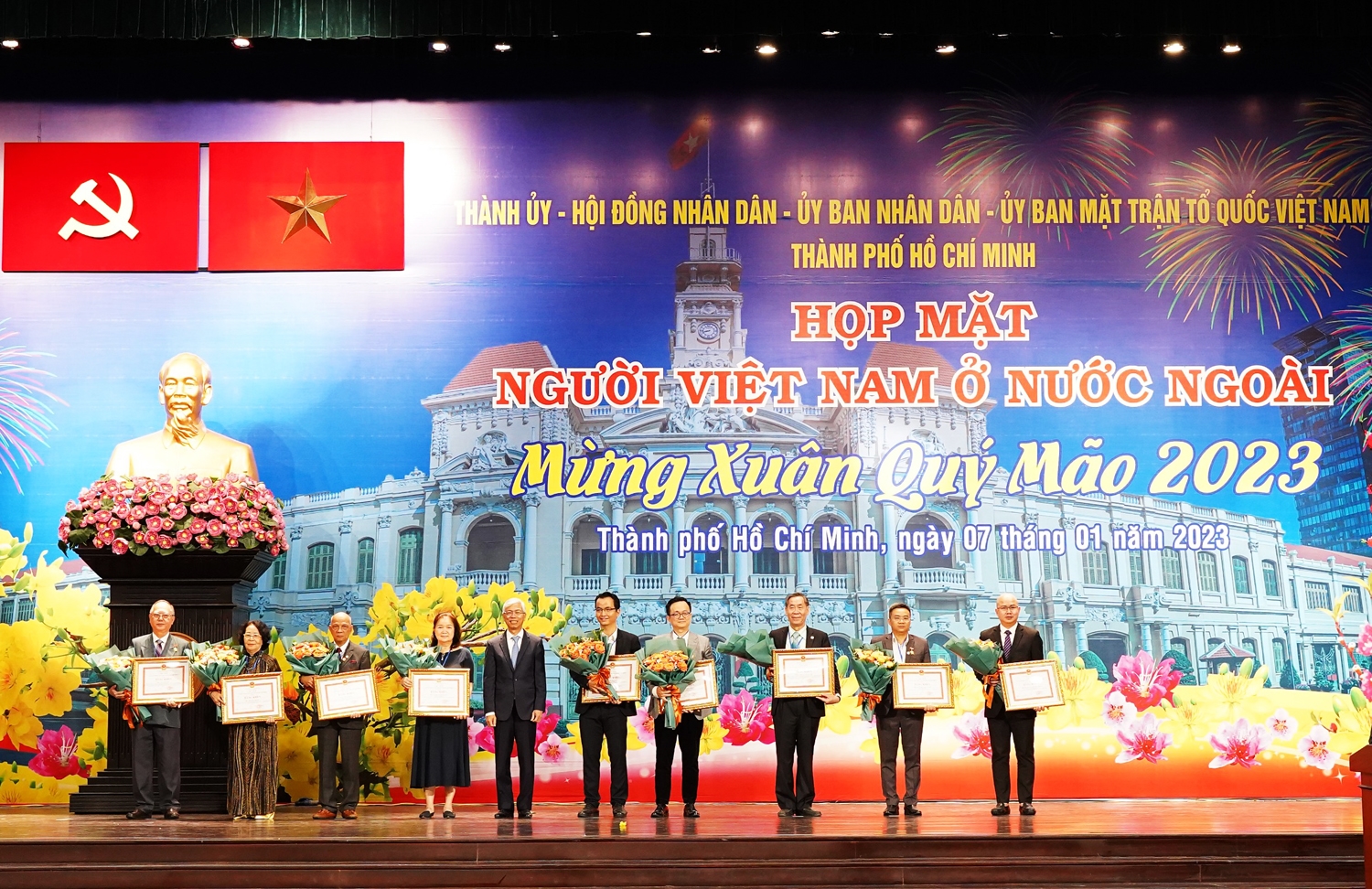 Đại diện lãnh đạo Thành phố trao tặng Bằng khen cho các cá nhân và tổ chức có thành tích xuất sắc liên tục nhiều năm trong công tác người Việt Nam tại nước ngoài trong giai đoạn 2019 - 2022
