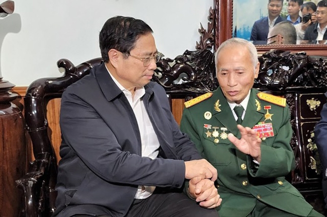 Anh hùng Lực lượng vũ trang Nhân dân Đặng Phi Thưởng (bên phải) trò chuyện với Thủ tướng Phạm Minh Chính. (Ảnh:VGP/Nhật Bắc)