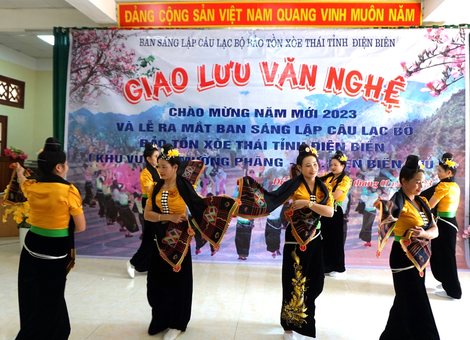 Tiết mục văn nghệ “Múa khăn piêu” chào mừng thành lập CLB bảo tồn Xòe Thái
