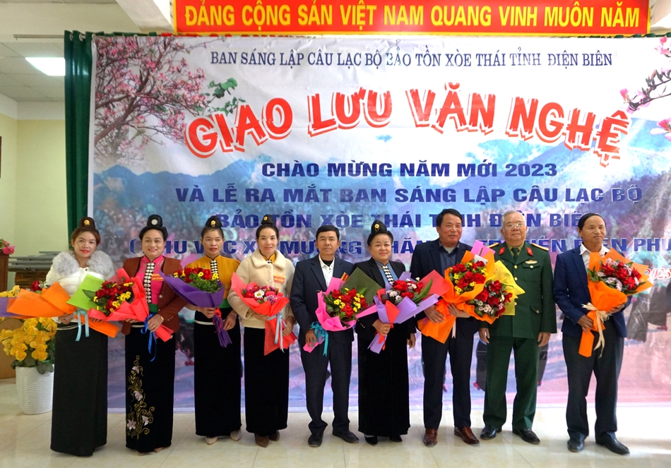 Ban sáng lập CLB bảo tồn Xòe Thái