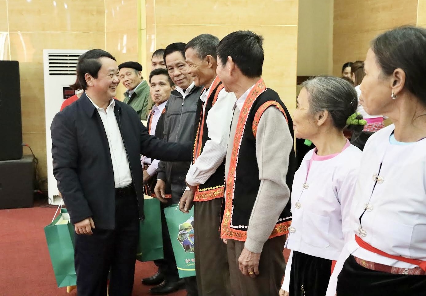 Bộ trưởng, Chủ nhiệm Uỷ ban Dân tộc Hầu A Lềnh thăm hỏi, động viên tặng quà Người có uy tín trong đồng nào DTTS huyện Tân Sơn, tỉnh Phú Thọ