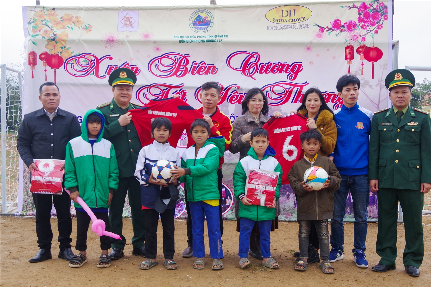 Ngoài những phần quà ý nghĩa, Ban Tổ chức cũng đã tặng những dụng cụ thể dục, thể thao để đồng bào tổ chức hoạt động vui Xuân đón Tết