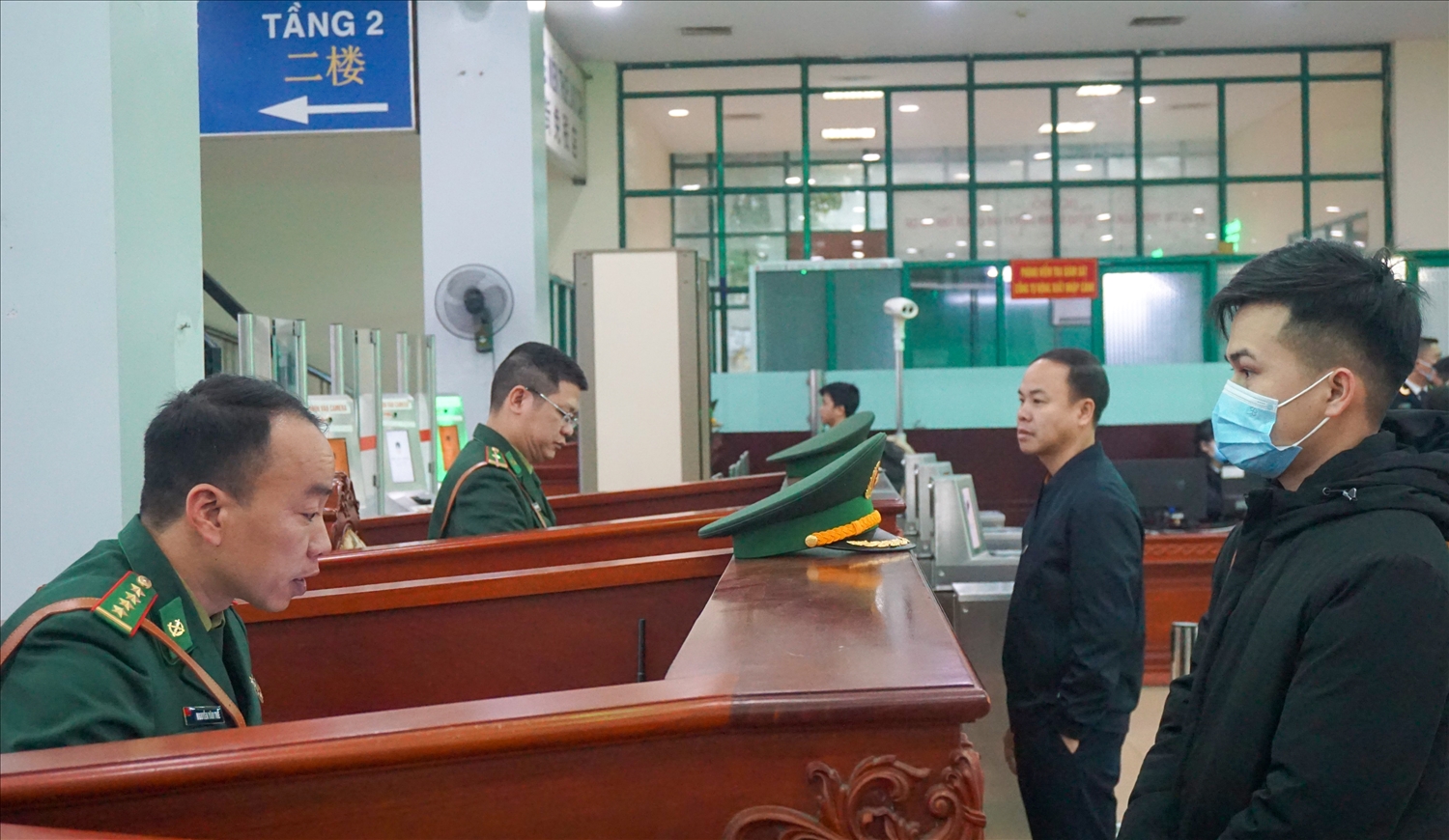 Đúng 7 giờ sáng ngày 8/1, những cư dân, du khách đầu tiên đã tới làm thủ tục xuất cảnh sang Trung Quốc tại Cửa khẩu Quốc tế Lào Cai