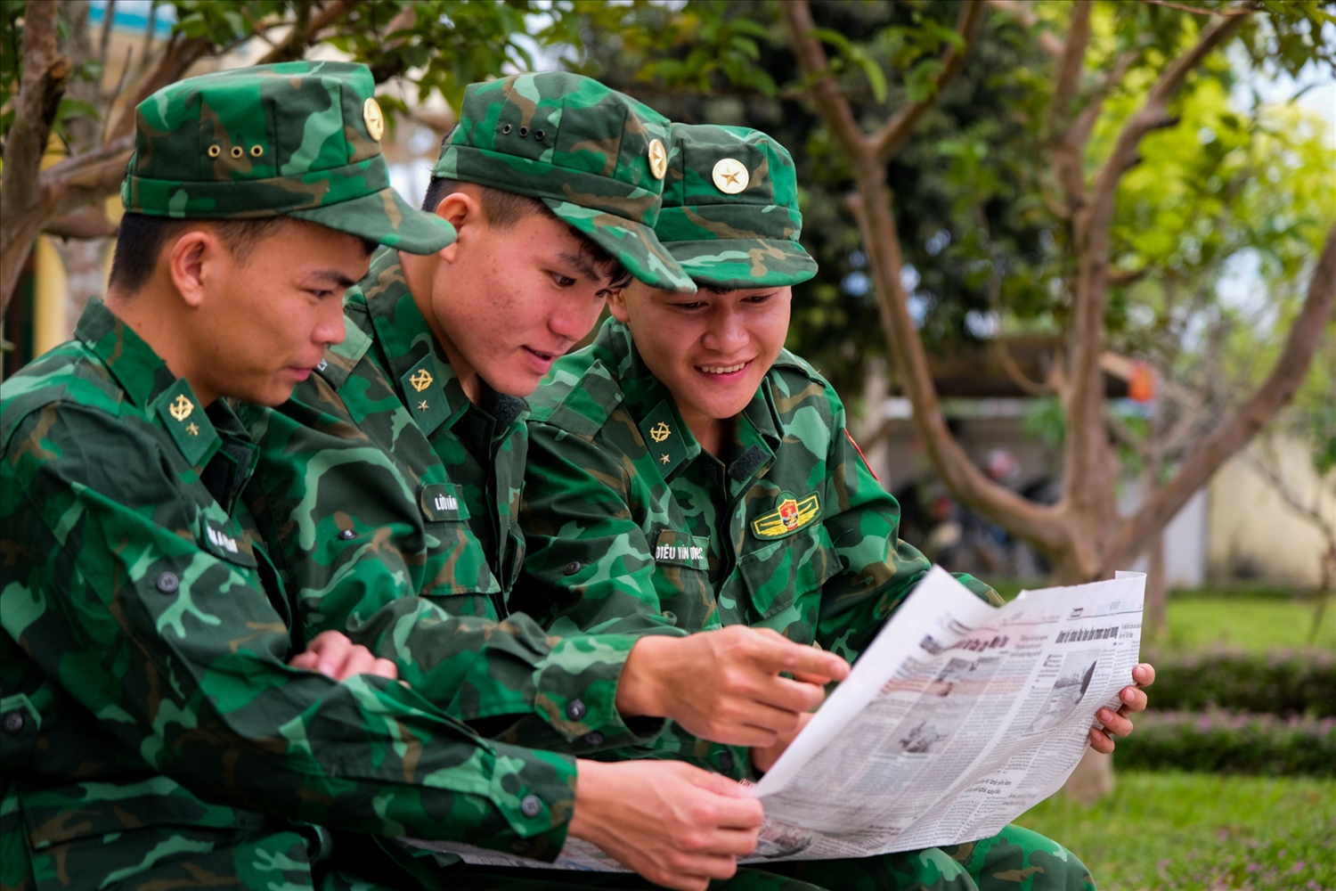 Xa gia đình trong ngày tết, niềm vui của các chiến sĩ là đọc báo xuân là đi thăm chúc tết bà con dân bản