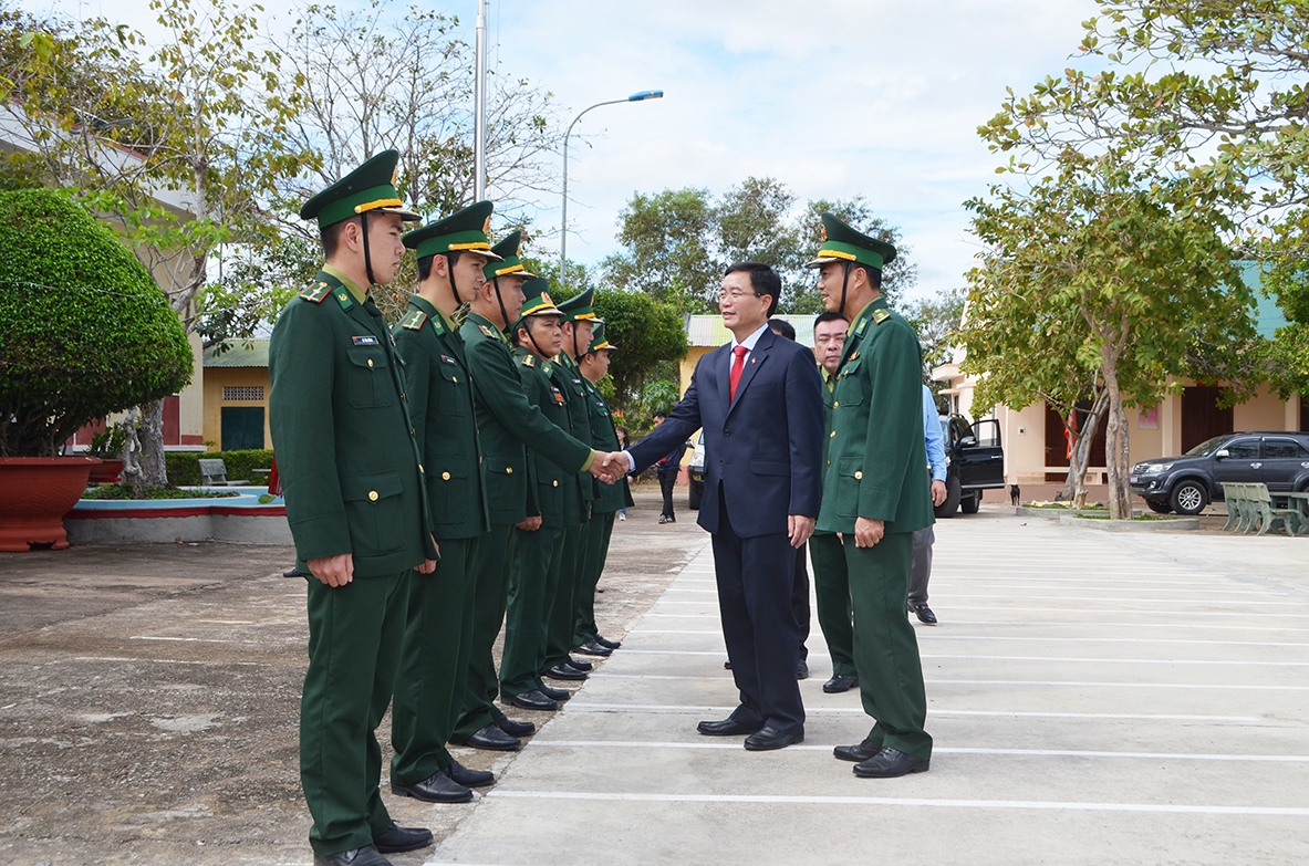 Đoàn công tác Bí thư Tỉnh ủy Đắk Lắk đến thăm và chúc tết cán bộ, chiến sĩ Đồn Biên phòng Ea H’Leo