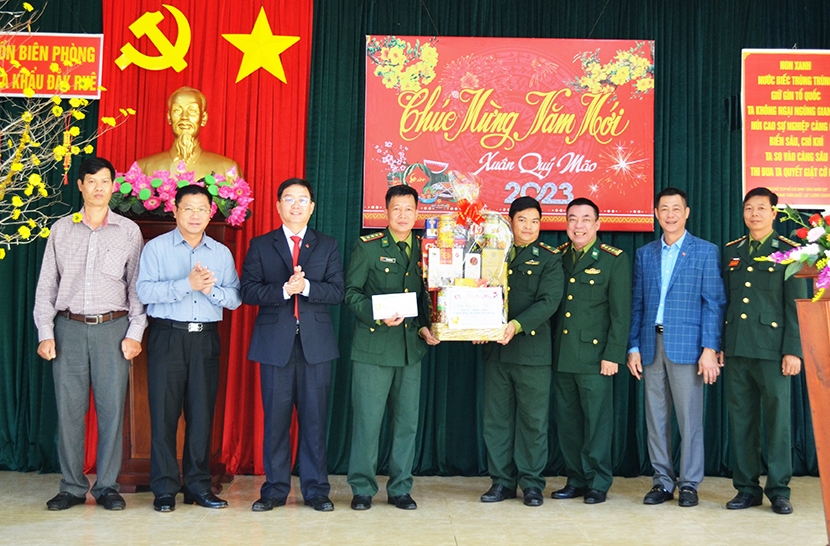 Bí thư Tỉnh ủy Đắk Lắk Nguyễn Đình Trung tặng quà cho cán bộ, chiến sĩ Đồn Biên phòng Cửa khẩu Đắk Ruê 
