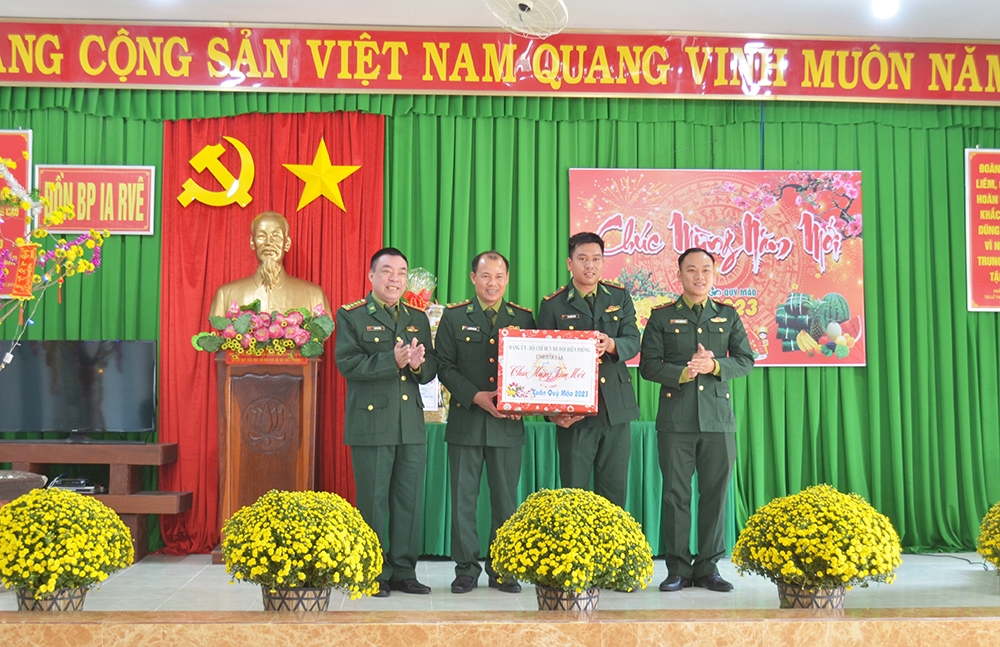 Lãnh đạo Bộ Chỉ huy Bộ đội Biên phòng tỉnh Đắk Lắk tặng quà cán bộ, chiến sĩ Đồn Biên phòng Ia Rvê