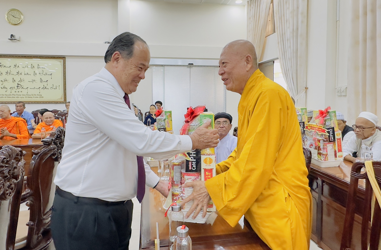 Ông Trần Thanh Bình - Chủ tịch UBND tỉnh An Giang trao quà Tết đến các vị chức sắc tôn giáo