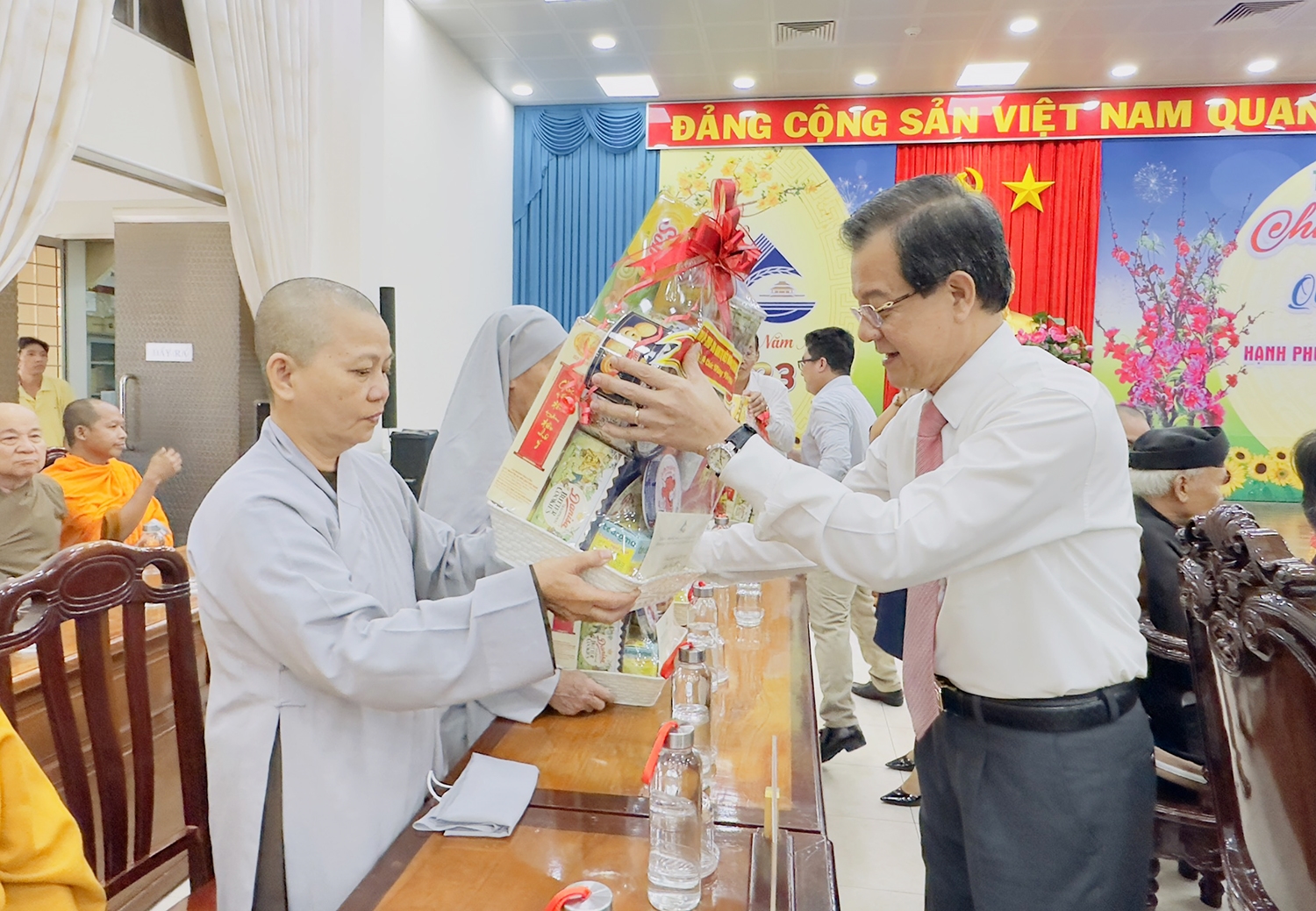 Ông Lê Hồng Quang - Bí thư Tỉnh ủy An Giang trao quà đến các vị nhân sĩ, trí thức, tôn giáo, dân tộc, Người có uy tín