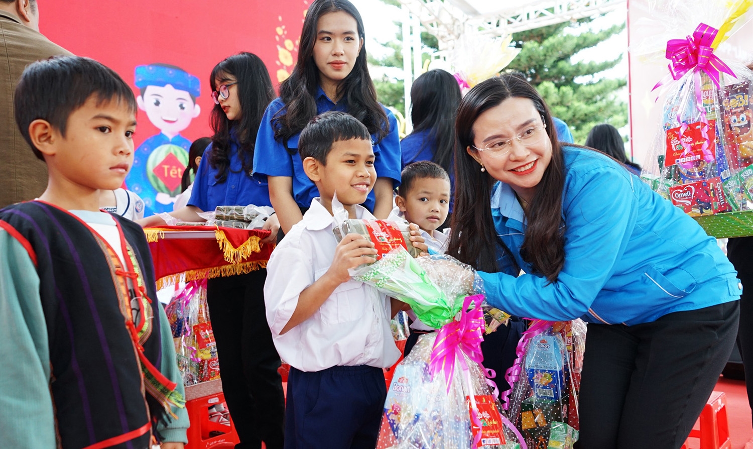 Chị Nguyễn Phạm Duy Trang - Bí thư Trung ương Đoàn, Chủ tịch Hội đồng Đội Trung ương tặng quà cho các em thiếu nhi khó khăn