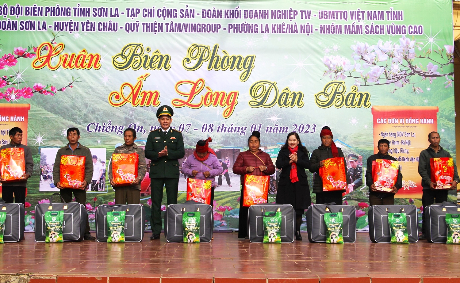 Lãnh đạo Bộ Chỉ huy BĐBP tỉnh Sơn La và Ủy ban MTTQ Việt Nam tỉnh Sơn La trao quà cho các gia đình chính sách xã Chiềng On, huyện Yên Châu