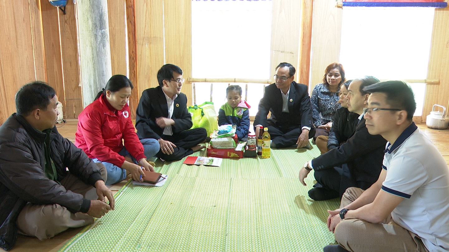 Lãnh đạo Trung ương Hội Chữ thập đỏ Việt Nam, Hội Chữ thập đỏ tỉnh Thanh Hóa và huyện Bá Thước thăm hỏi và tặng quà cho người dân tại Chương trình Tết nhân ái 2023
