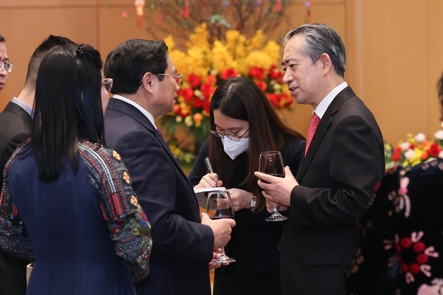 Thủ tướng trao đổi với các đại biểu tại buổi gặp mặt - Ảnh: VGP/Nhật Bắc