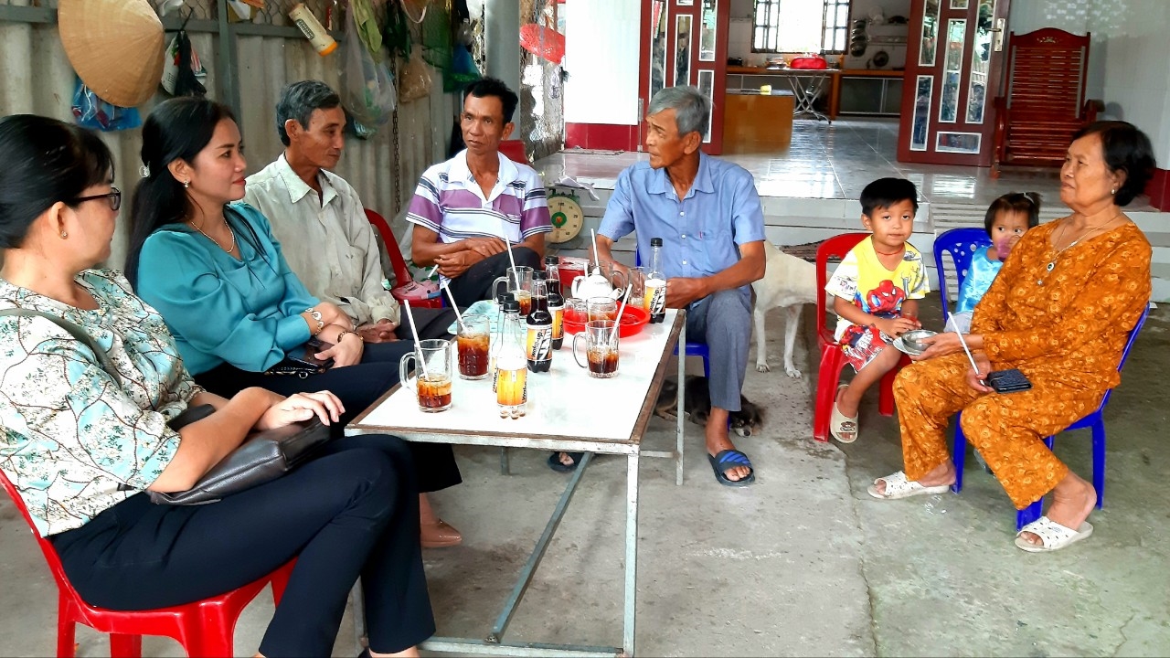 Gia đình ông Lâm Nửa (người mặc áo xanh, ngồi giữa) - Người có uy tín ở ấp 8, xã Vị Thủy, huyện Vị Thủy, tỉnh Hậu Giang