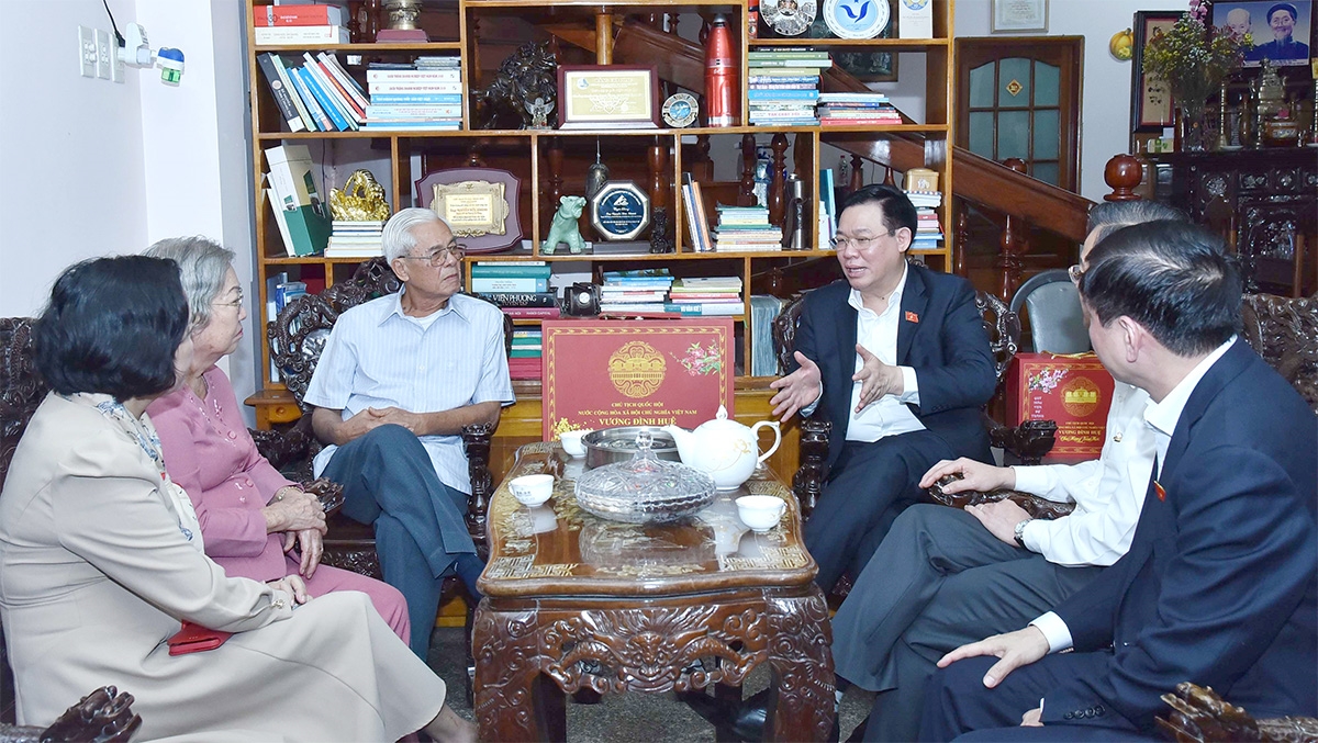 Chủ tịch Quốc hội Vương Đình Huệ nói chuyện với gia đình cán bộ lão thành cách mạng Nguyễn Hữu Khánh. Ảnh: Lâm Hiển