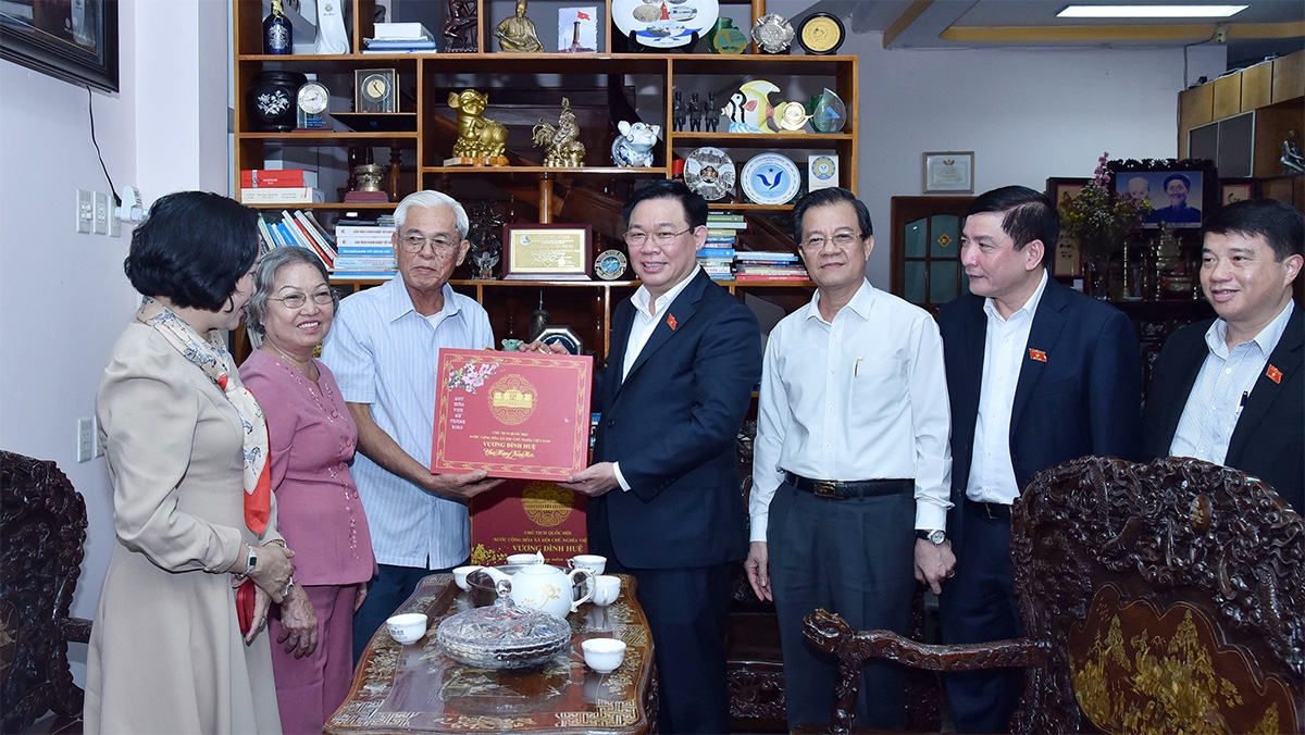 Chủ tịch Quốc hội Vương Đình Huệ tặng quà Tết cán bộ lão thành cách mạng Nguyễn Hữu Khánh. Ảnh: Lâm Hiển