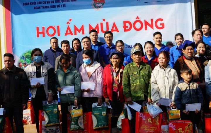 Đoàn Thanh niên Sở Y tế tỉnh Quảng Ninh tặng quà cho người nghèo, người dân tộc thiểu số, trẻ em có hoàn cảnh khó khăn 