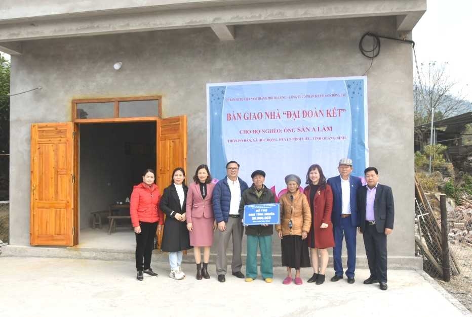 Hiệp hội Doanh nghiệp TP Hạ Long trao kinh phí hỗ trợ xây nhà "Đại đoàn kết" cho hộ nghèo xã Húc Động (huyện Bình Liêu)