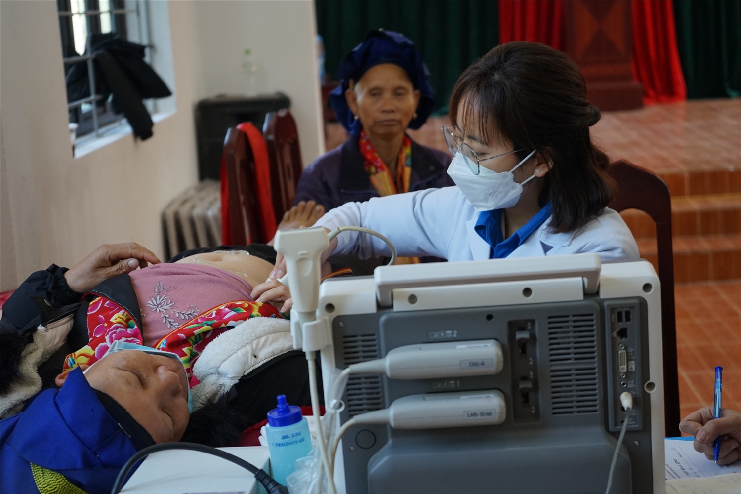 Các bác sĩ khám chữa bệnh, cấp phát thuốc trong Chương trình “Hơi ấm mùa đông” tổ chức tại xã Đồn Đạc, huyện Ba Chẽ